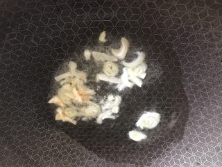 12、红红火火水煮肉片,锅中热油，放入葱姜爆香