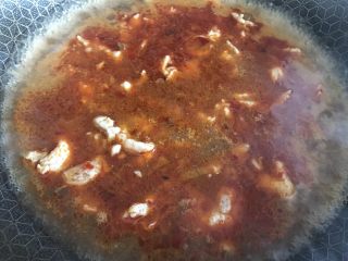 13、红红火火水煮肉片,水烧开后，将腌制好的肉片滑入，轻轻拨散，煮8分钟后停火