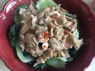14、红红火火水煮肉片,将肉片捞出，摆放在青菜上方