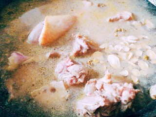 9、滋阴益气止汗，黄芪石斛番鸭煲,加入水、石斛、黄芪，改大火烧开