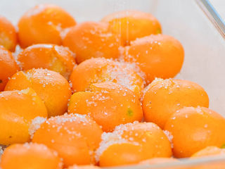 1、金桔饼,压好的金桔，拌上白糖。