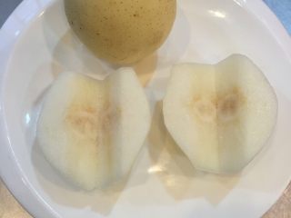 1、清肺润喉甜品---红酒雪梨,雪梨去皮去核