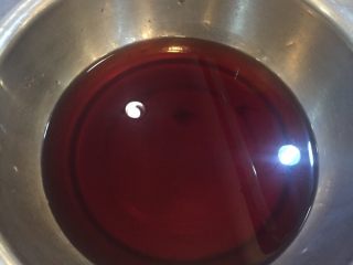 2、清肺润喉甜品---红酒雪梨,将葡萄酒 干红 冰糖 白糖 橙汁 融合到一起