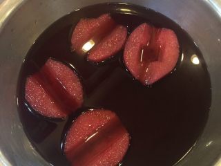 4、清肺润喉甜品---红酒雪梨,烧开后 自然冷却 侵泡4个小时 即可食用