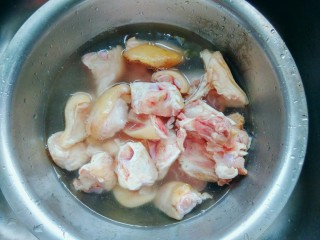 4、黄豆炖猪蹄,猪蹄也是冷冻室拿出，是已经刮洗干净了的，先泡凉水解冻。