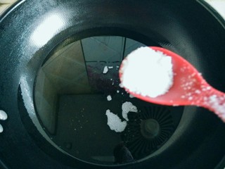 12、黄豆炖猪蹄,加入3克盐