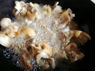 14、黄豆炖猪蹄,将猪蹄炸至肉皮微微发黄，即可出锅。