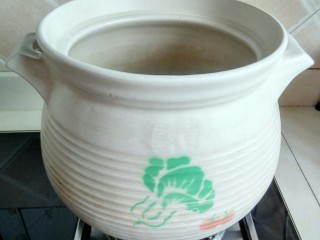 16、黄豆炖猪蹄,砂锅放火上