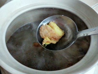 18、黄豆炖猪蹄,将老姜洗净、拍松，放入锅中。