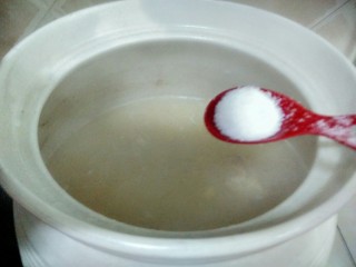 22、黄豆炖猪蹄,加3克盐调味