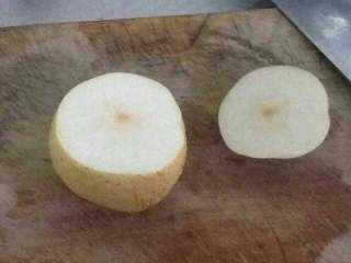 2、蒸梨～止咳去痰,切上面一半出来，如图