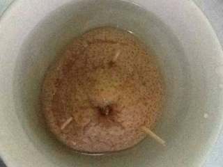 7、蒸梨～止咳去痰,放碗里上锅蒸40分钟，梨会出好多水。