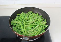 4、干煸四季豆,平底锅内放多一点的花生油，油热后下四季豆