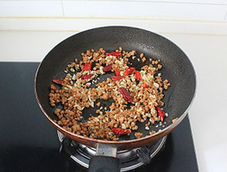 7、干煸四季豆,放姜蒜末、辣椒段，炒出香味。