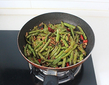 8、干煸四季豆,下煸出虎皮的四季豆。