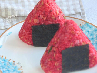 5、甜菜根牛油果虾饭团,海苔片包裹着好看也方便拿。