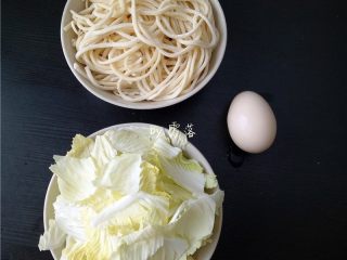 1、白菜酱油面,备好食材：鲜面，白菜，鸡蛋；白菜洗净，撕成小块；
