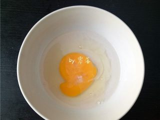 2、白菜酱油面,鸡蛋磕进碗里，调入适量盐，白糖，凉开水； 