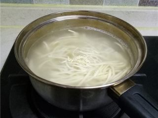 5、白菜酱油面,放入面条煮熟；