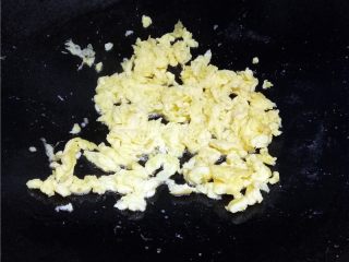 10、白菜酱油面,倒入鸡蛋液，快速翻炒；