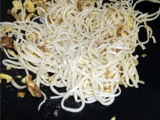 11、白菜酱油面,放入面条翻炒；