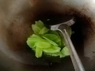 6、莴笋土豆,油煸，煮入味
