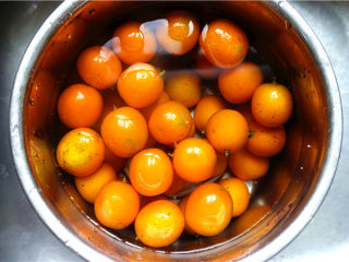 1、金桔柠檬茶,将金桔洗净后，用清水加盐浸泡1小时。沥干水分。