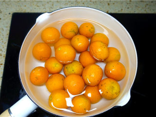 3、金桔柠檬茶,锅里倒入开水，放金桔煮2分钟，捞出来沥干。