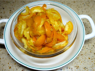 4、金桔柠檬茶,金桔去核切片，如果想做果酱，可以切成丝。