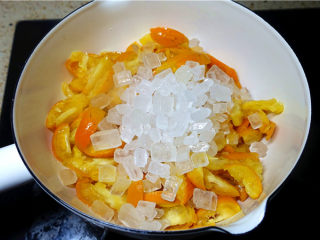 5、金桔柠檬茶,将金桔、冰糖放入锅里。