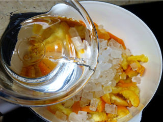 6、金桔柠檬茶,将清水加入锅里。