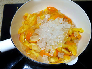 7、金桔柠檬茶,中火慢慢熬。