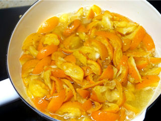 8、金桔柠檬茶,熬制中的金桔。