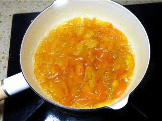 9、金桔柠檬茶,金桔皮变透明，糖浆变得粘稠，期间注意翻炒，不要糊锅。