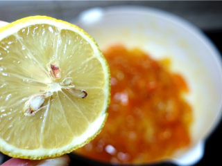 10、金桔柠檬茶,挤入一个柠檬的汁，继续小火熬。