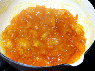 11、金桔柠檬茶,.汁变得越来越稠，金桔越来越通透，关火。