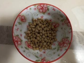 2、冰糖梨子豆浆,黄豆清洗干净