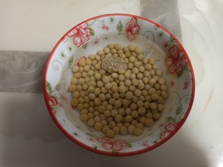 3、冰糖梨子豆浆,用清水浸泡4-6小时