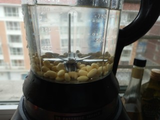 5、冰糖梨子豆浆,把泡软的豆子放入破壁机