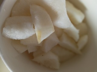 7、冰糖梨子豆浆,梨子去皮切块