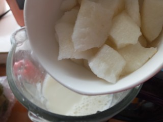 8、冰糖梨子豆浆,豆浆功能停止后关掉电源，放入梨子