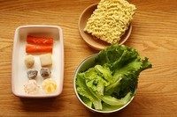 1、火锅面,肥牛片，羊肉片，自己腌制的肉片，鲜虾，香菇，莲藕，各式丸子，各式菜，有什么放什么喜欢什么放什么！