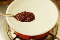 2、火锅面,水烧开，加入一勺食趣万用辣酱。有高汤更加好，挖的时候要带些油，完全没有油，这汤就很寡了。500ml水就是一人份的。