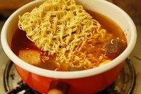 3、火锅面,我准备的材料都非常容易熟，所以和面一起放入汤里。如果你有不易熟的食材，那么请先放。