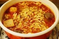 4、火锅面,面煮到自己合适的软硬度。什么面都可以，乌冬也可以。鲜面条的话要另用清水煮好之后捞进来，不然面汤过浓。