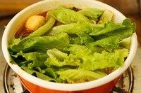 5、火锅面,加入青菜和调味料。试试味道。淡了加盐，少许鸡粉提个鲜味。白胡椒什么的调味料喜欢的也可以稍微加些。