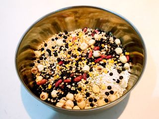 7、莲子八宝粥,把所有杂粮倒入盆中