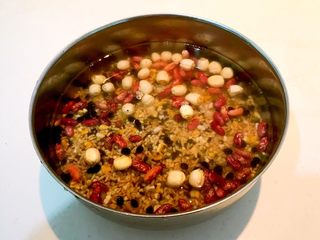 8、莲子八宝粥,加入冷水清洗干净，然后再加入冷水浸泡4个小时左右