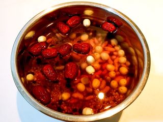 11、莲子八宝粥,加入红枣