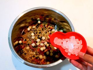 10、莲子八宝粥,放入冰糖